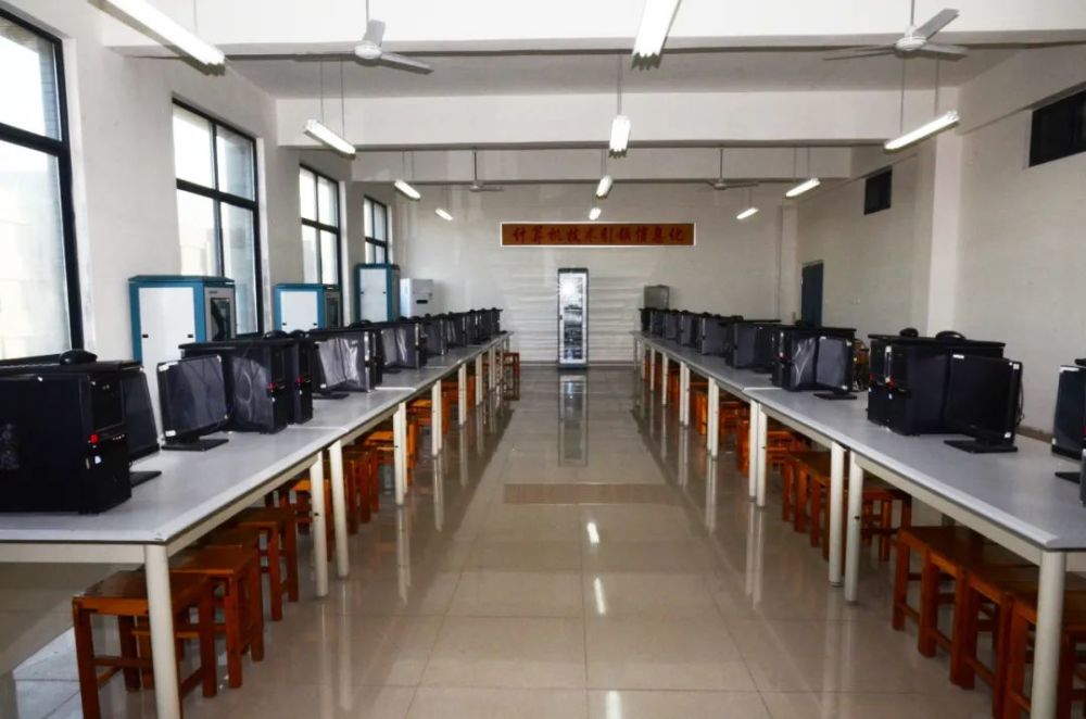 伟豪带你逛郑州商业技师学院 商业贸易系网络工程安装与设计专业探秘